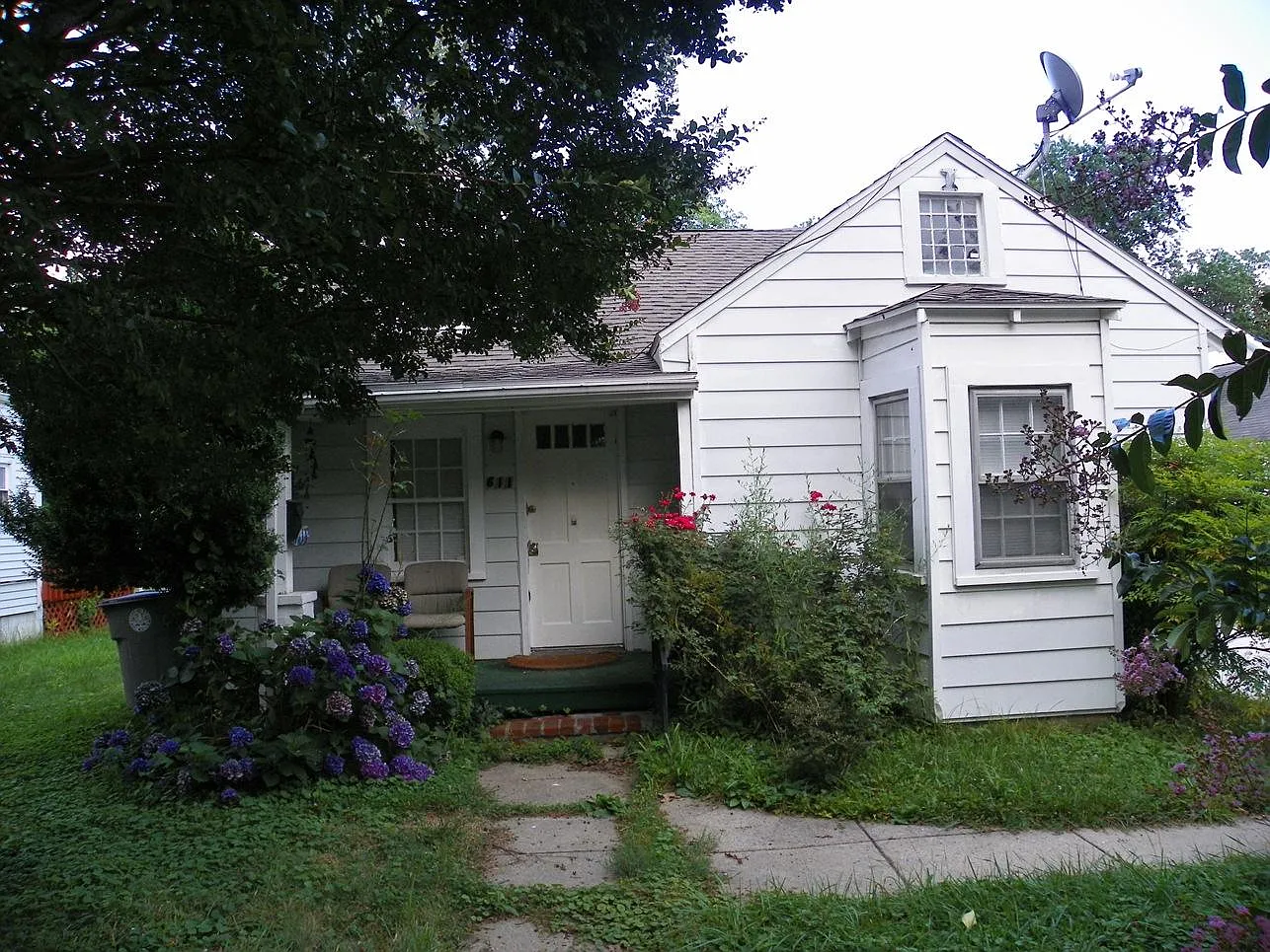 611 Douglass Ave photo 1