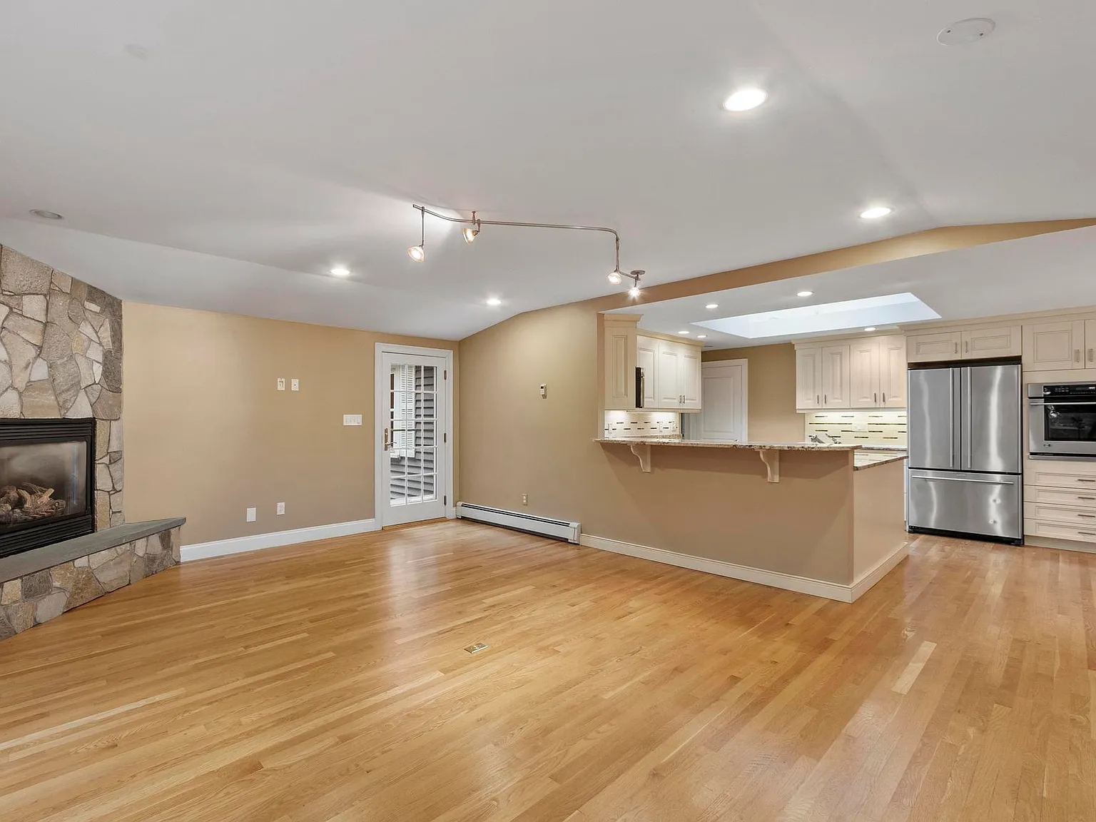3 bed, 2351 sqft, $4,200 — Photo 4