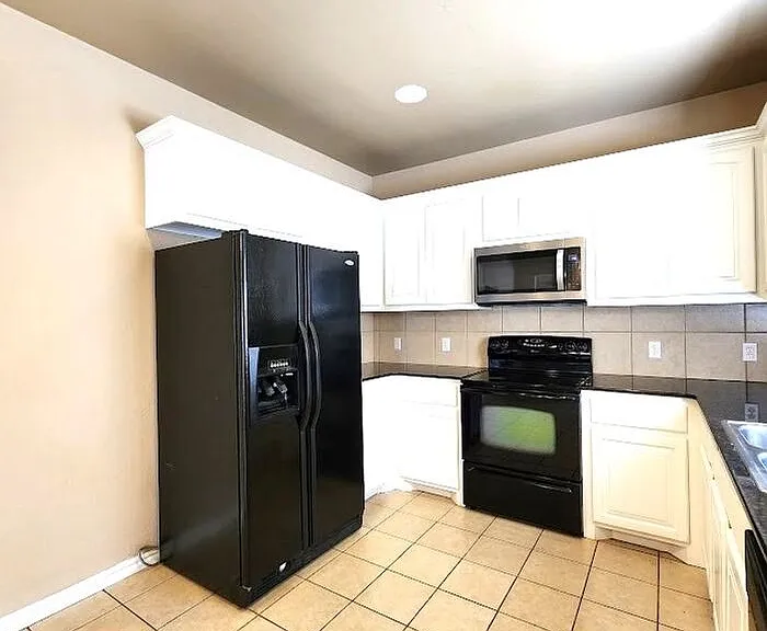 13705 Oxford Dr — Photo 16