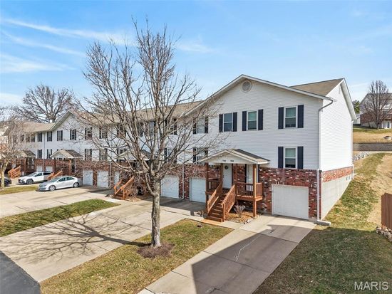 796 Delray Dr #J, Saint Peters, MO 63376