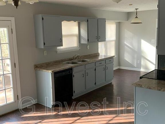 2nd image of 504 Carlton Ln