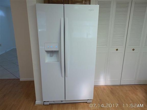 SIDE BY SIDE FRIDGE WITH ICE AND WATER IN THE DOOR