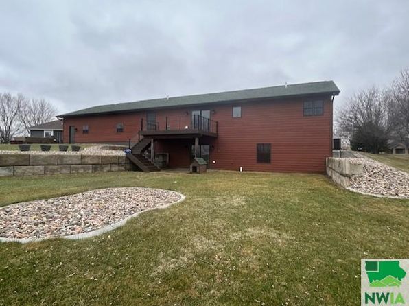 1305 Over Dr, Vermillion, SD 57069