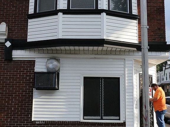 3rd image of 2120 W Spencer St