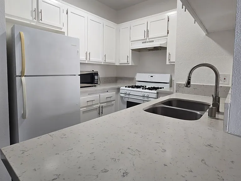 685 Kelton Ave — Photo 22