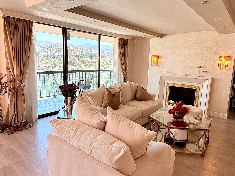 Living Room with fireplace (aesthetic only)