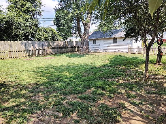4th image of 935 Banks Ave
