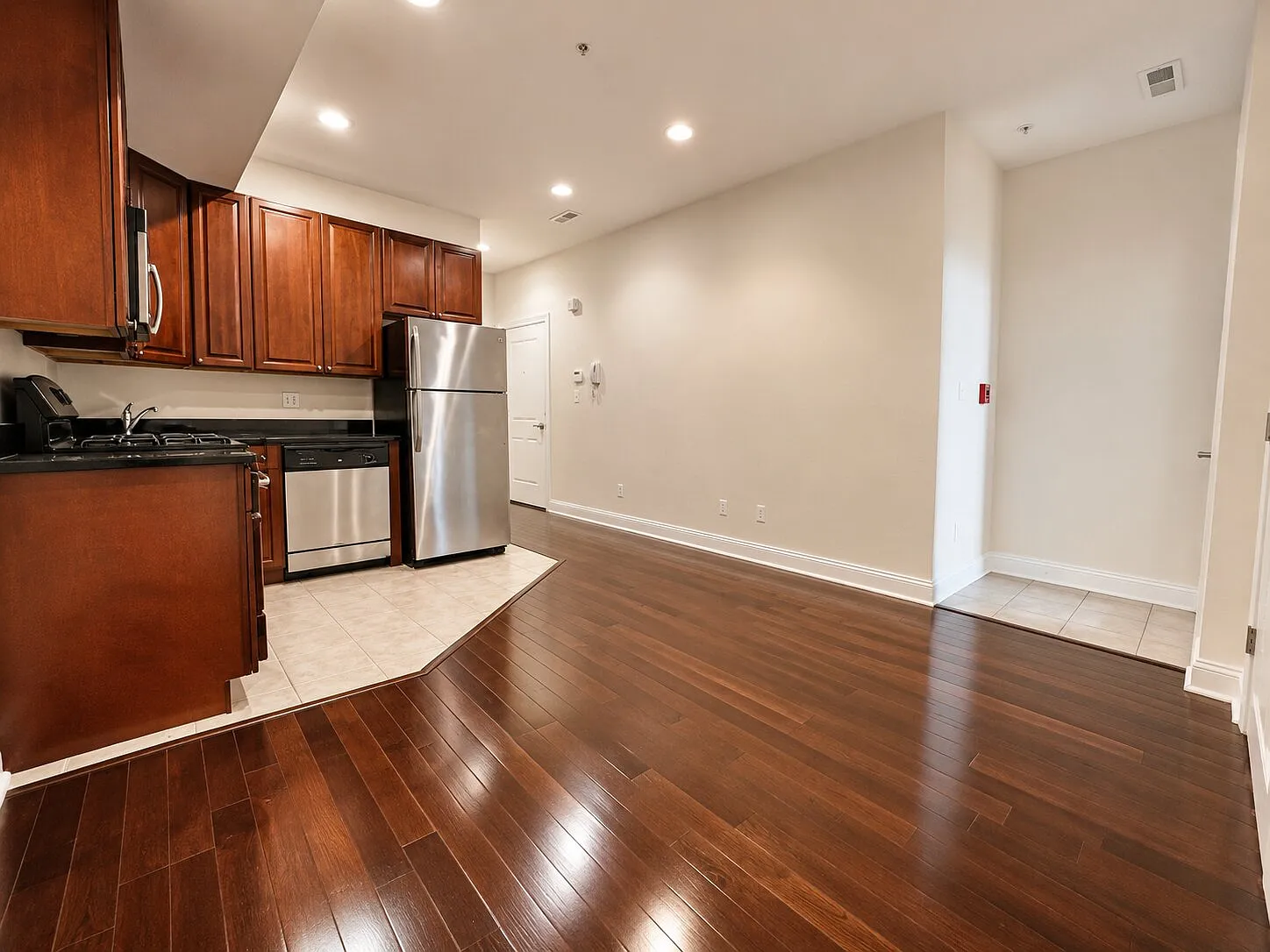 Spacious 3 Bedroom, 3 Bathroom Apartment Near Temple University — Photo 3