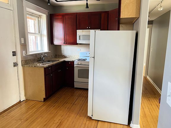 4th image of 4257 N Sacramento Ave #1W