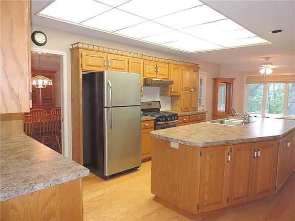 2nd image of 8 Elizabeth Dr