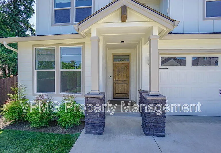 935 SE 36th St — Photo 3