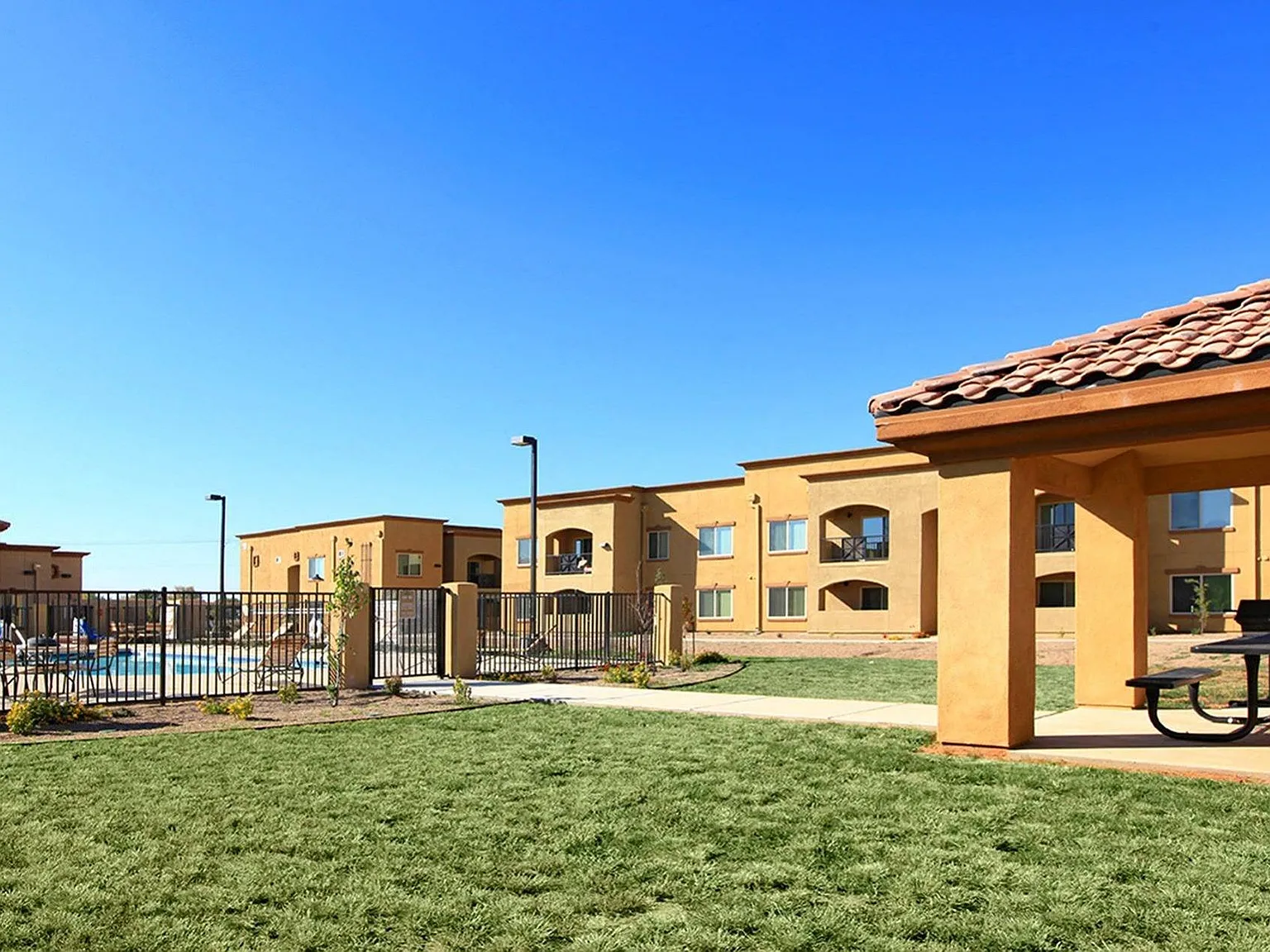 Raintree Apartments — Photo 1