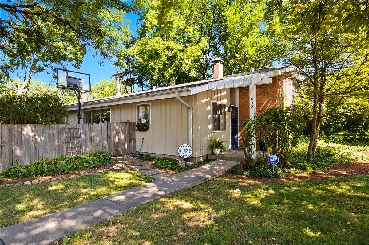 900 Cambridge Ln photo 1
