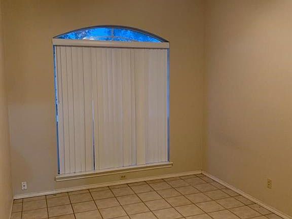 5th image of 1709 Lauren Ln