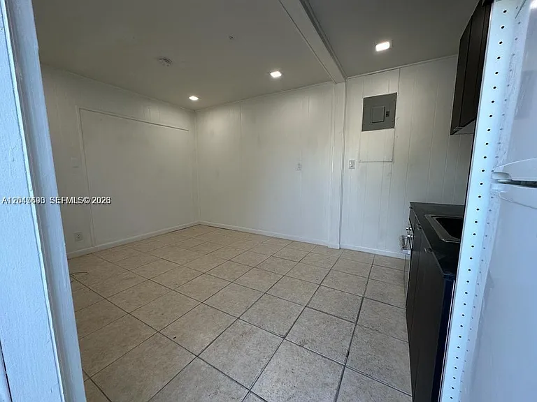301 SW 9th Ter #1 — Photo 5