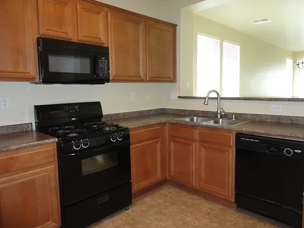 3 bed, 3.0 bath, 1599 sqft, $2,075 — Photo 2