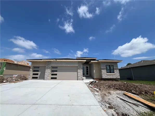 510 Bentwater Dr, Raymore, MO 64083
