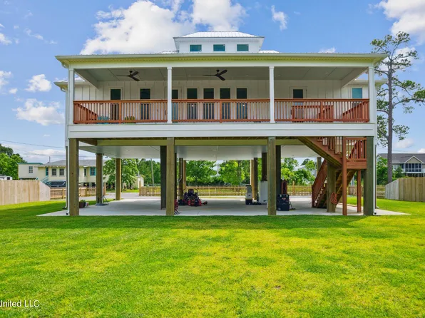 222 Sandy St, Waveland, MS 39576