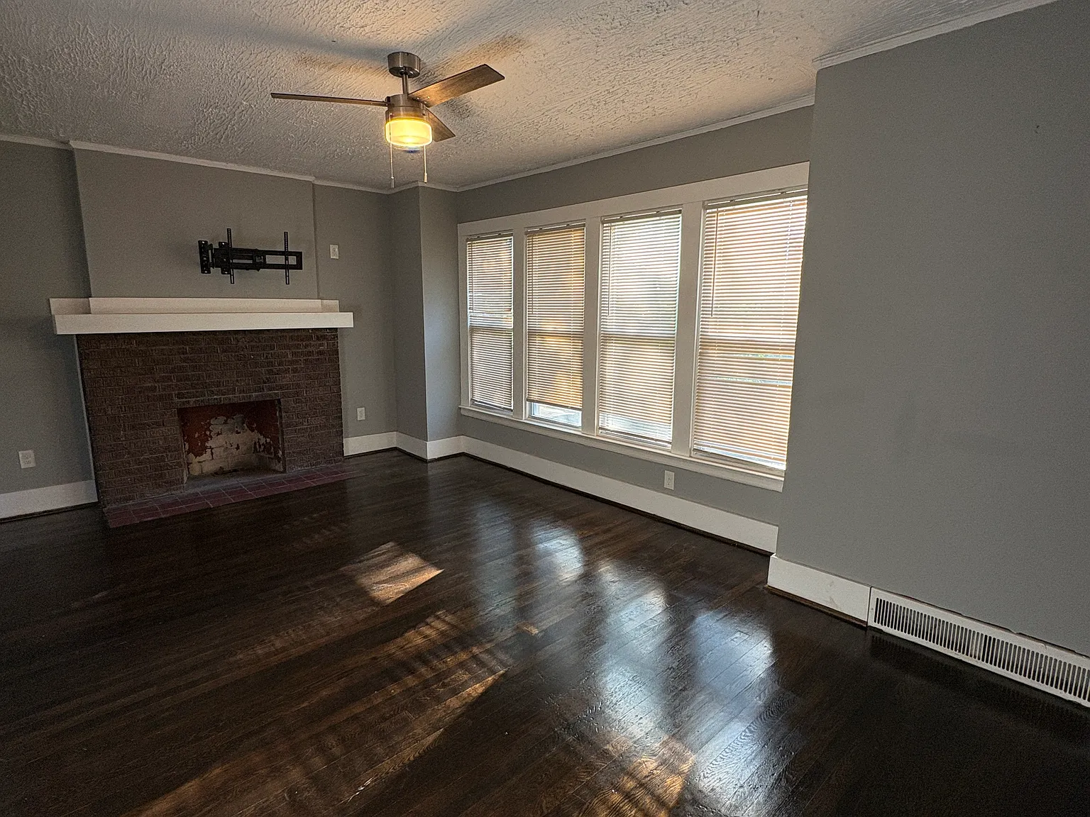 3 bed, 1195 sqft, $1,300 — Photo 2