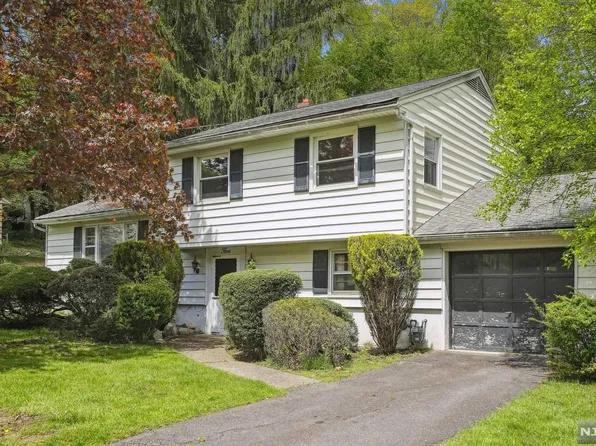 5 Neer Dr, Park Ridge, NJ 07656