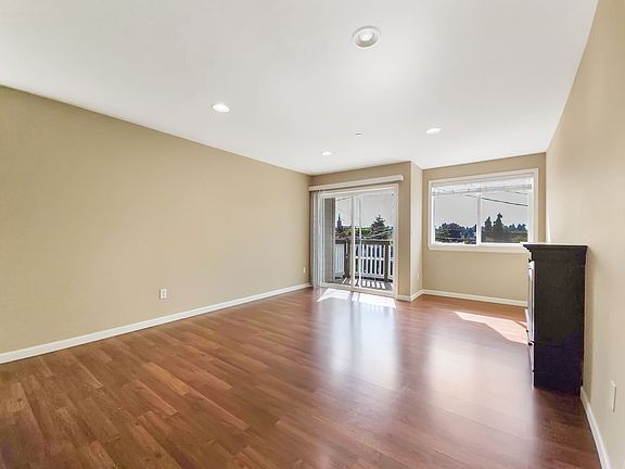 2nd image of 5519 15th Ave NE APT 4
