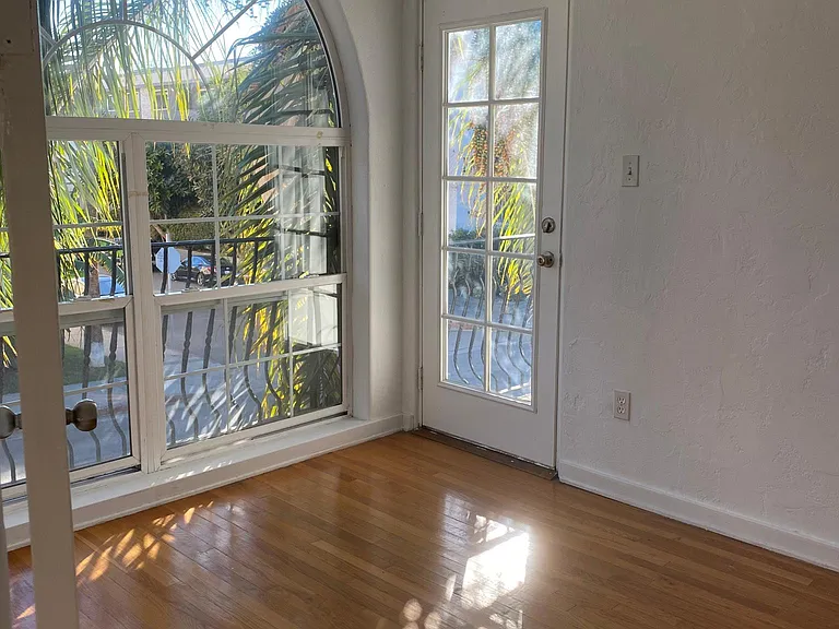 1453 1/2 N Mansfield Ave — Photo 2
