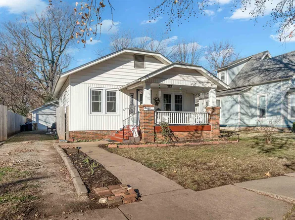 1319 John St, Winfield, KS 67156