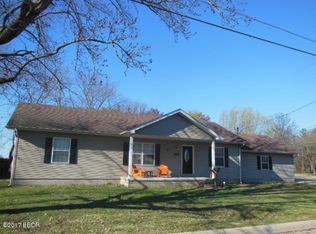 1053 E 3rd St, Flora, IL 62839