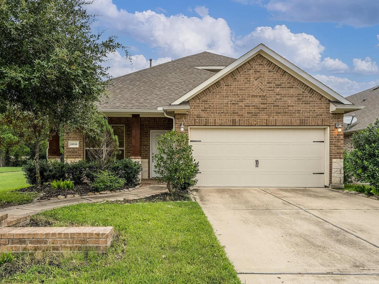 4 bed, 3.0 bath, 2479 sqft, $2,900 — Photo 3