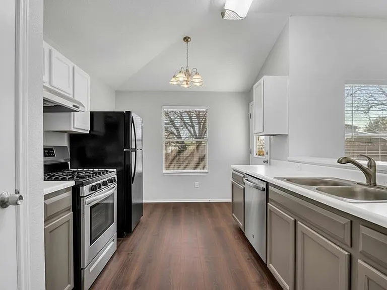 1101 Disraeli Cir — Photo 10