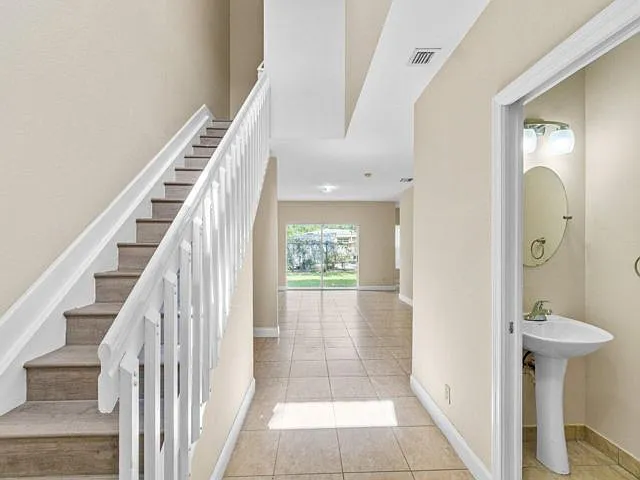 4 bed, 2.0 bath, $4,150 — Photo 3