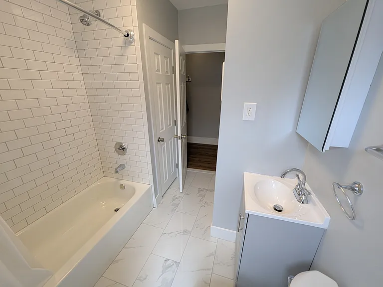 48 E Washington Ln #3F — Photo 7