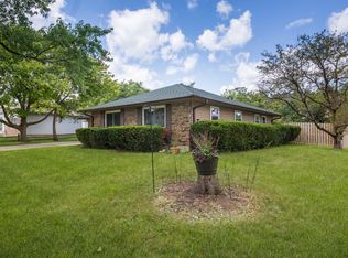 1325 Carlson Dr, Streamwood, IL 60107