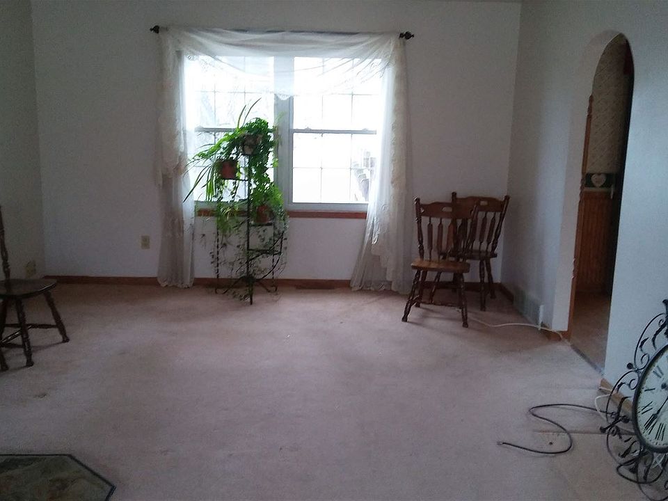 2285 Berkshire - living room