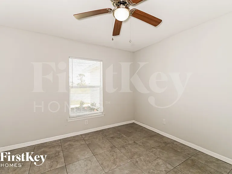 912 SW Trafalgar Pkwy — Photo 13