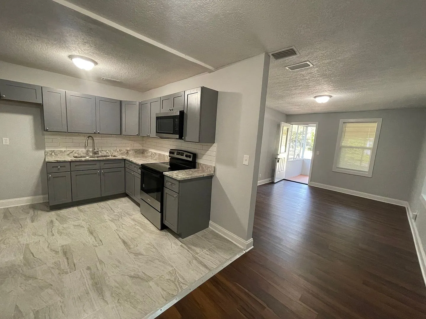 4/2 Single Family Home : Available Now! — Photo 3