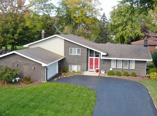 17W036 Terry Trl, Willowbrook, IL 60527