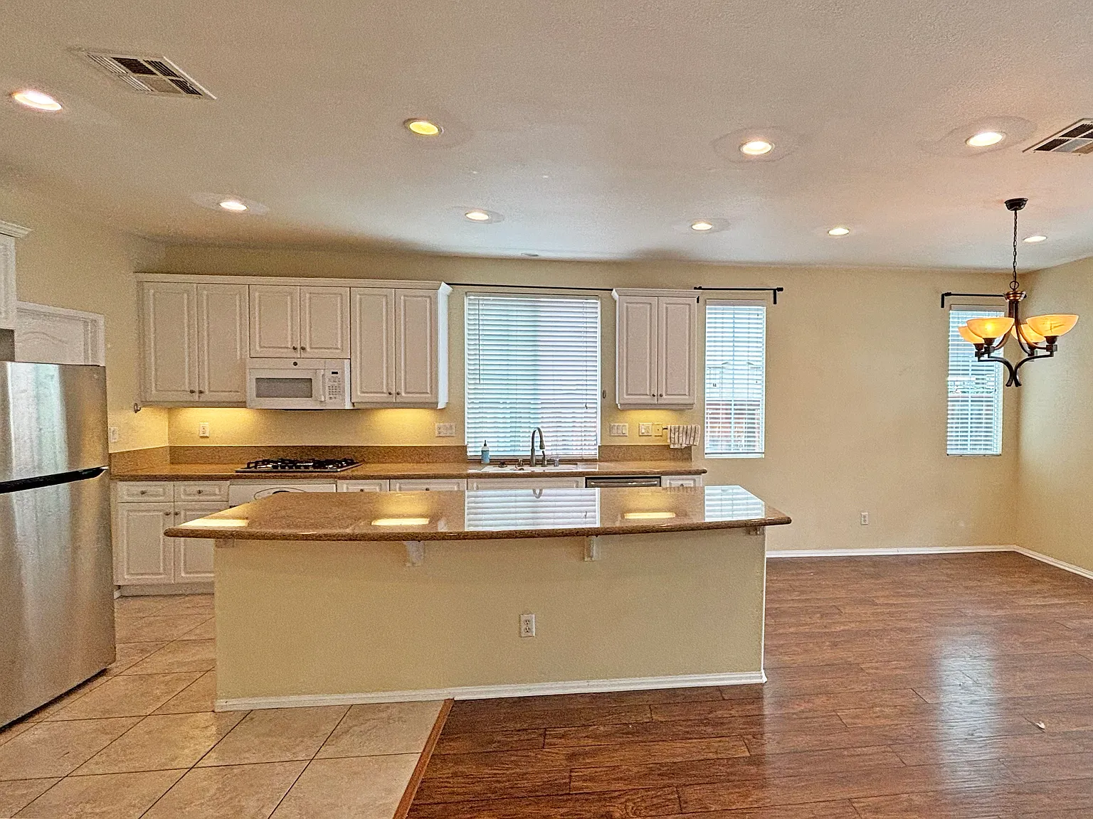 4 bed, 2.5 bath, 2274 sqft, $3,245 — Photo 4