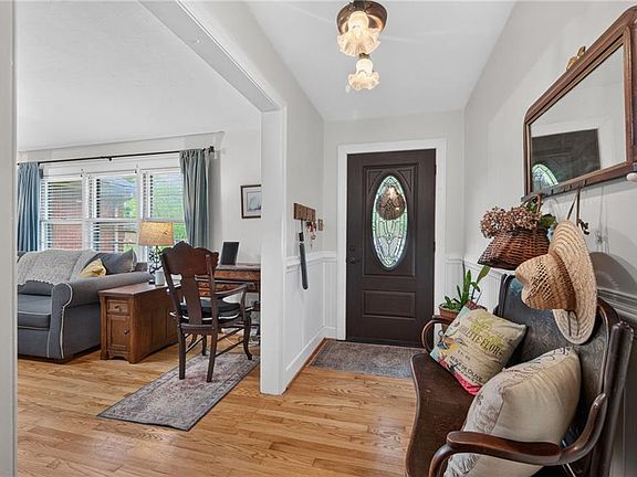 3rd image of 4833 Colonial Ln