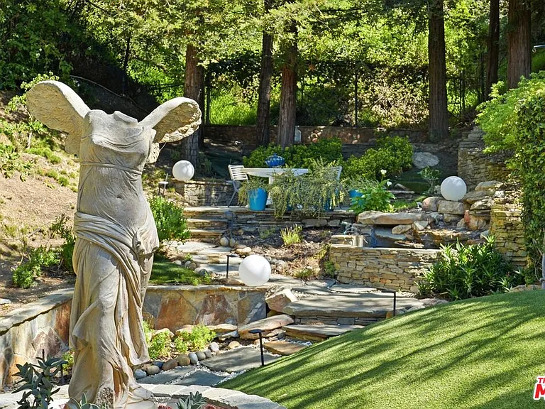 2350 Benedict Canyon Dr — Photo 39
