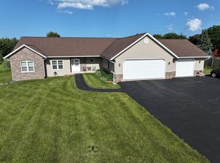 1522 Indian Hill Dr, Grafton, WI 53024