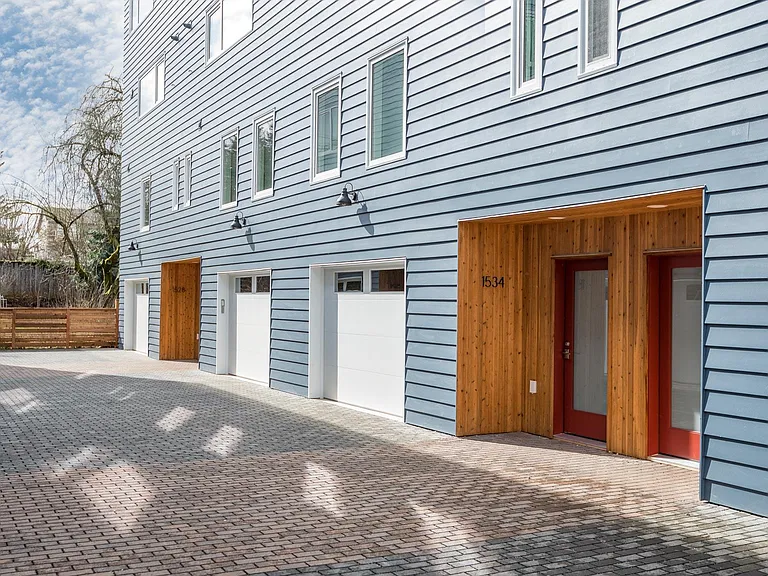 Eight new, well lit, 2100 sq ft town homes near park, Max Light Rail and Mississippi District (garage optional)