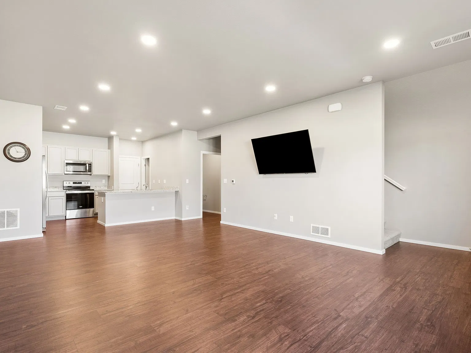 3 bed, 2.5 bath, 1800 sqft, $2,395 — Photo 3