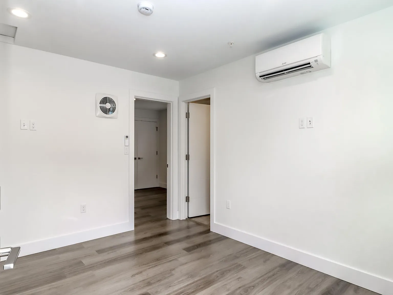 127 N Olympic Ave — Photo 3