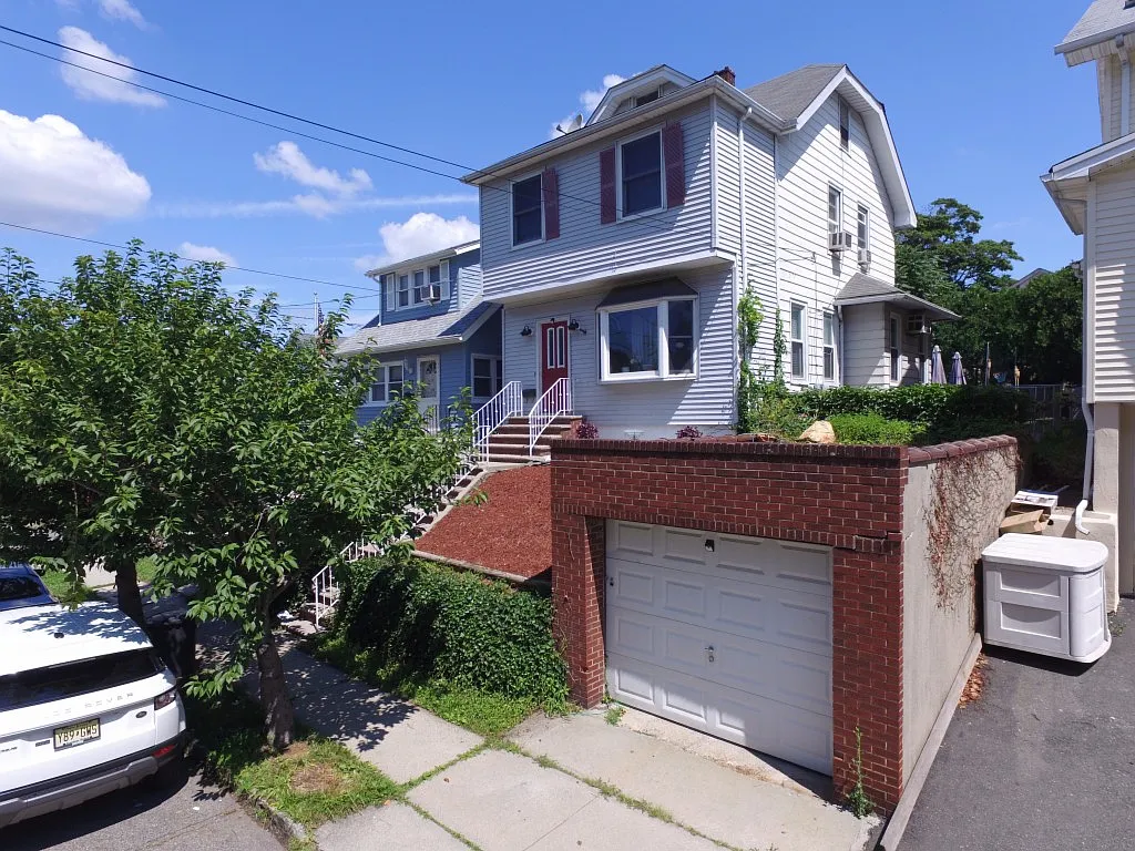 82 Tiona Ave photo 1