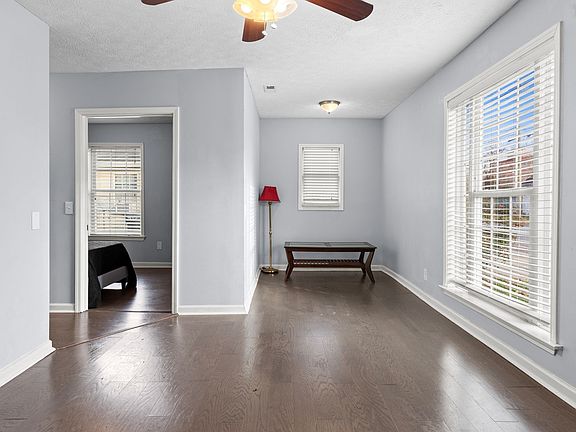 5th image of 445 Jackson St