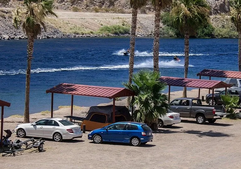 Five minutes to Davis dam and casino's