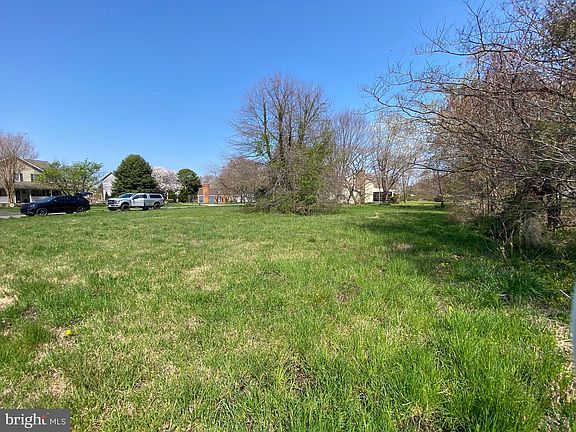 3rd image of Columbia Ln