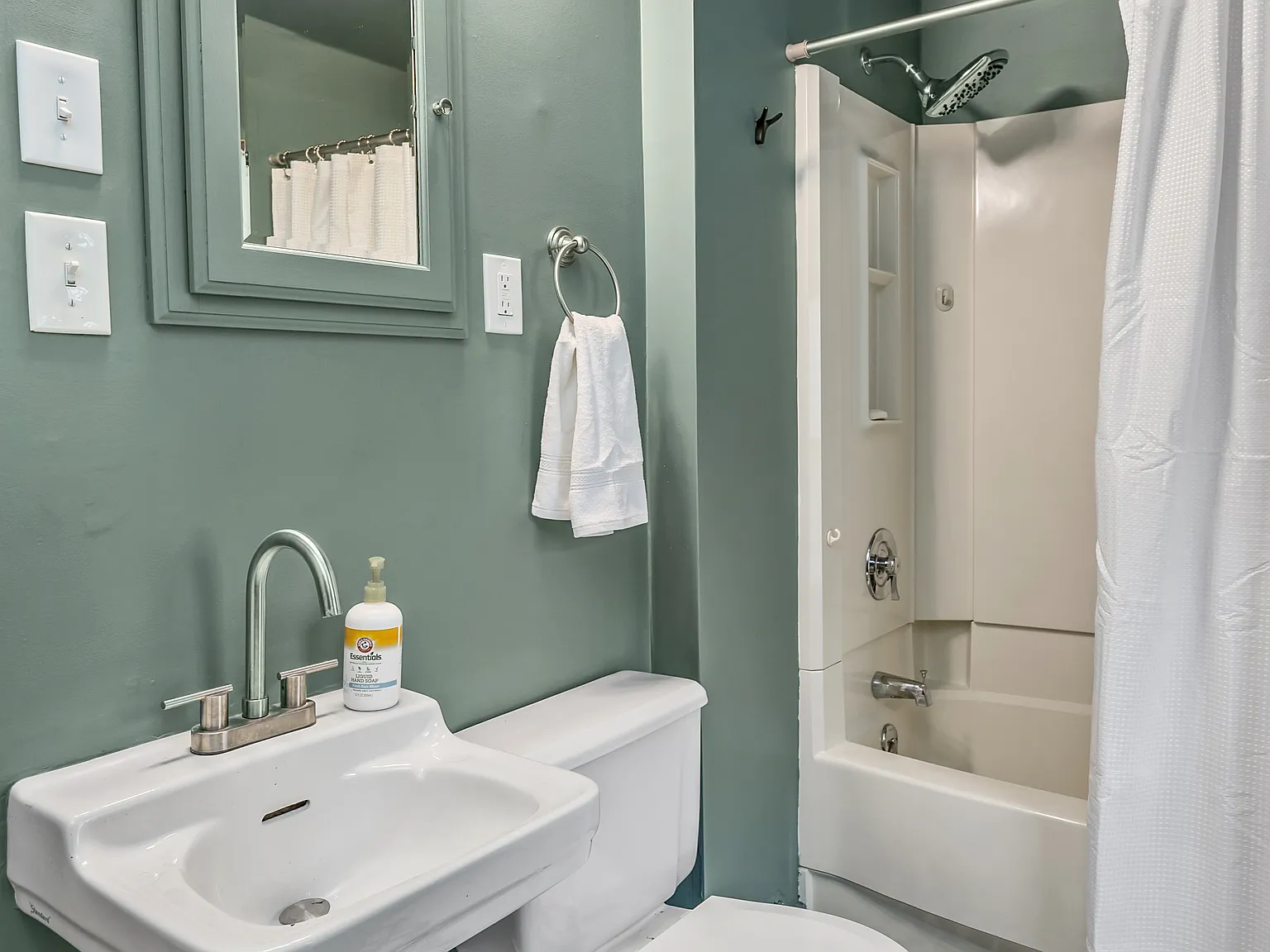 4 bed, 1596 sqft, $2,600 — Photo 4