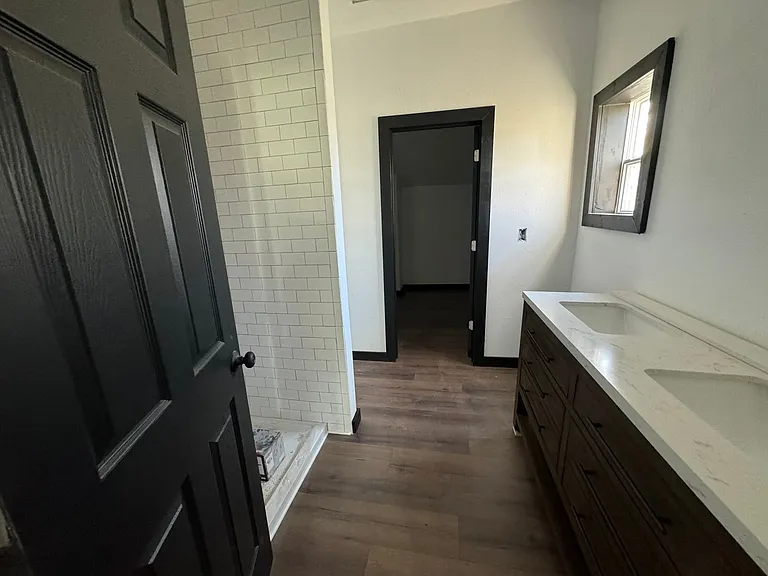220 NW 9th St — Photo 9